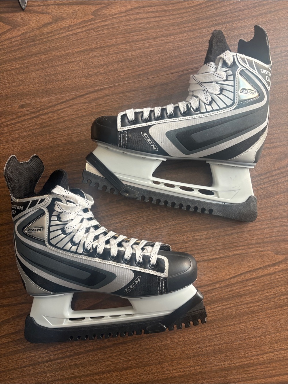 CCM Custom 01 Men's Size 10 Black Gray Ice Hockey Skates With Blade Guards